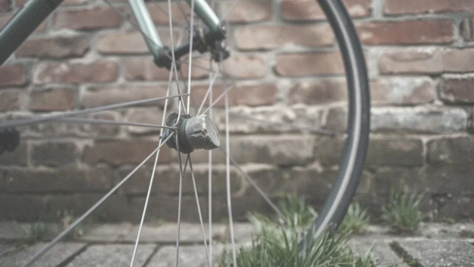 Jak pęknięta szprycha wpływa na centrowanie koła?