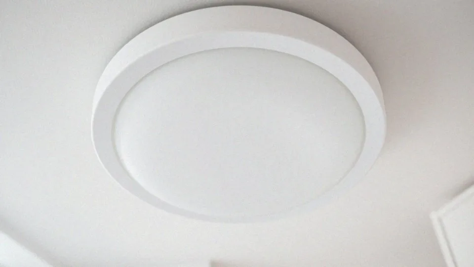 Jakie regulacje dotyczą klasyfikacji ochronności IP dla plafonów?